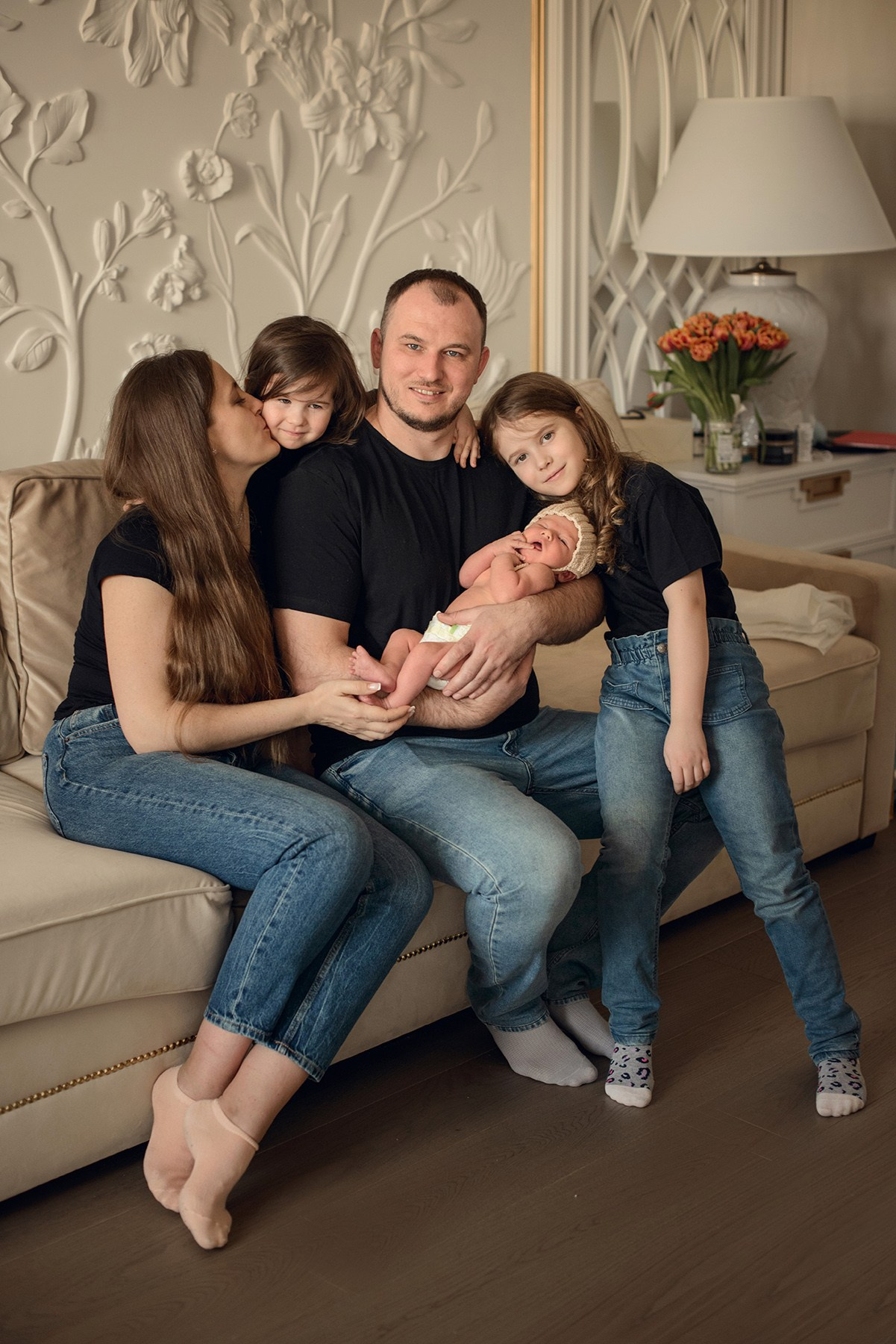 A family photo shoot at home, a family with a newborn baby. Photographer Elena Carruthers, Scotland