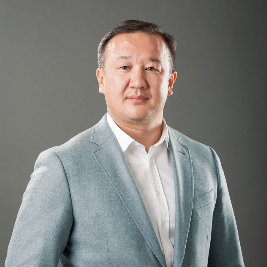 Деловой (бизнес) портрет. Фотостудия Алматы. Фотосъемка Алматы. Фотосессия Алматы. Фотокурсы. Обучение фотографии. Аренда студии