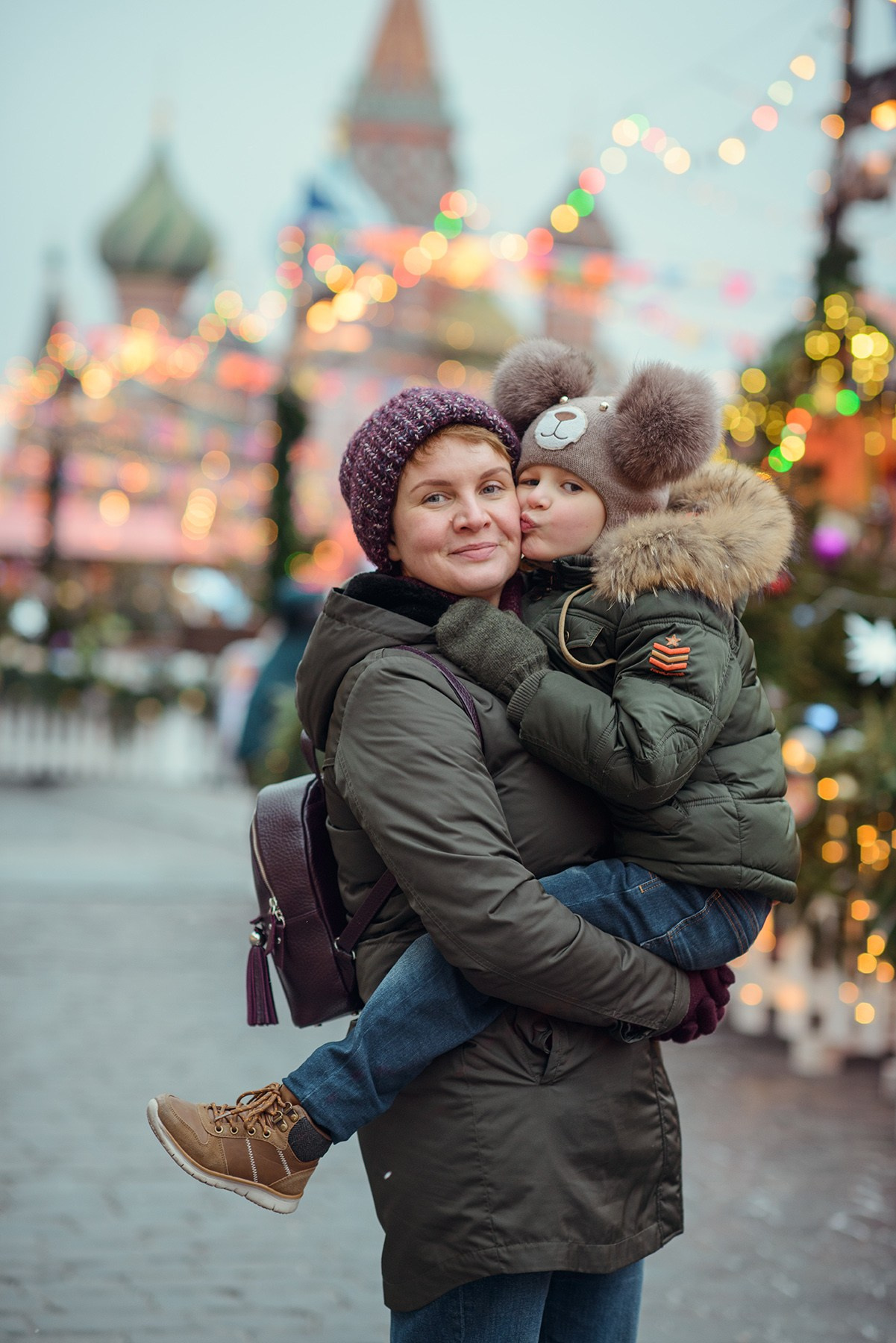family photo shoot walking in the city. New Year Christmas photoshoot (Photographer in Edinburgh Elena Carruthers)