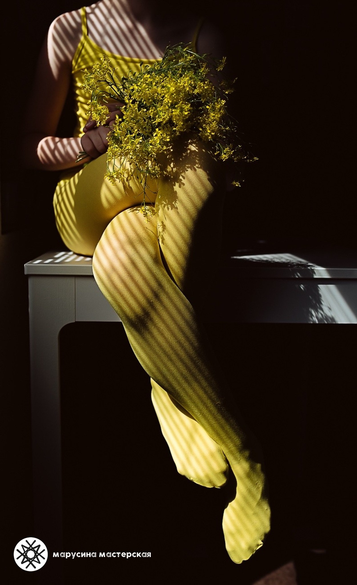 Работа участницы творческой практики — авторская фотография девушки с цветами, стилизованная, концептуальная, жёлтый цвет