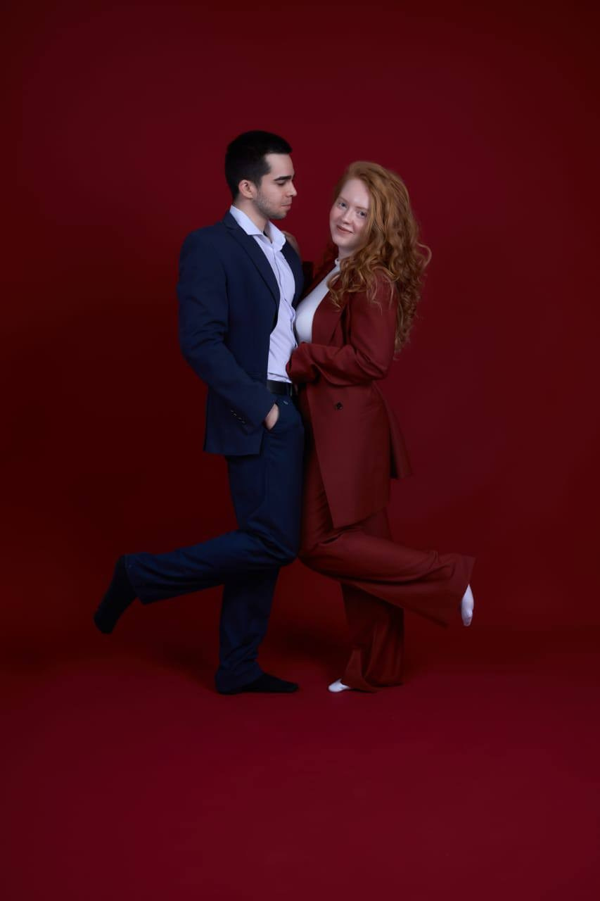 Автопортретная #5 - Фотостудия для двоих, это любовь наедине на красном фоне с любимым человеком в синем костюме