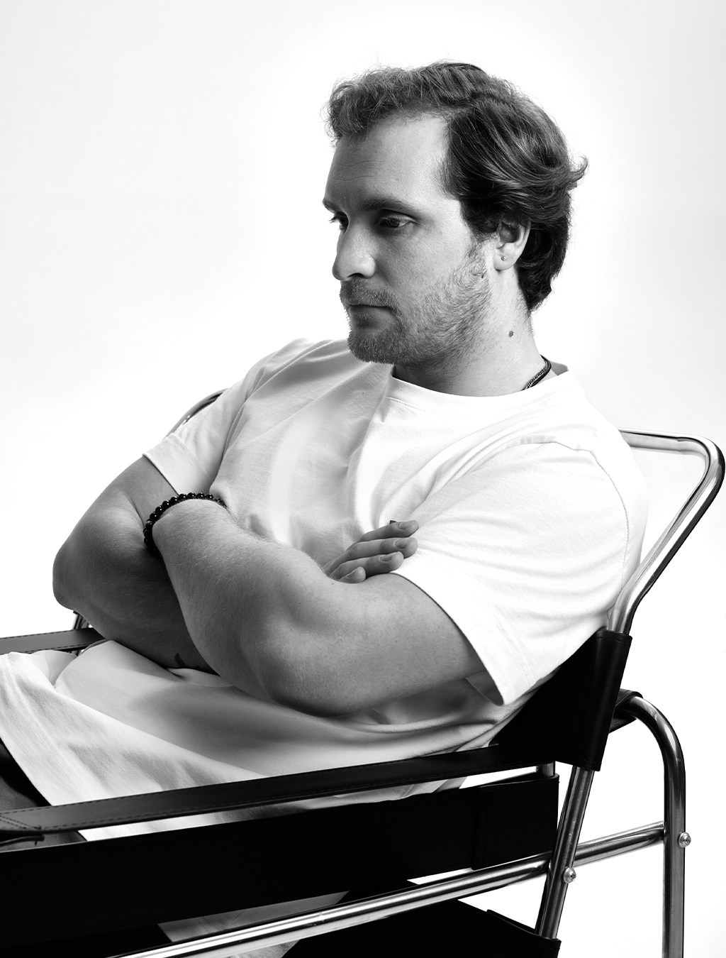 Минималистичный чёрно-белый портрет в студийном свете