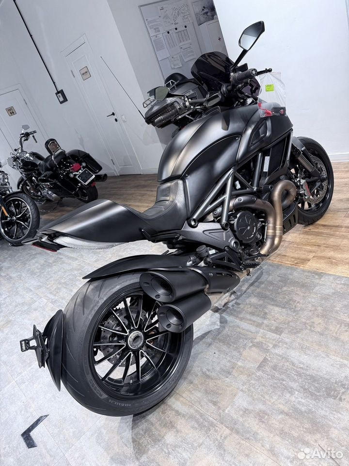Купить 2015 Ducati Diavel (Dark Stealth) — подробнее на сайте. Hello Davidson, Москва. Только хорошие мотоциклы…