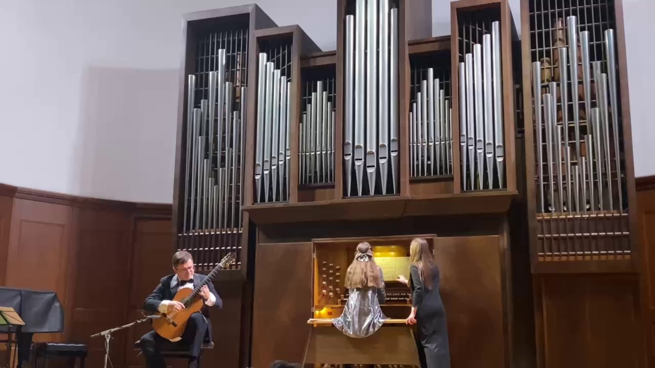 Концерт «Музыка в садах Испании, Аргентины и Франции» прошёл в Малом зале Московской консерватории. Дмитрий Бородаев