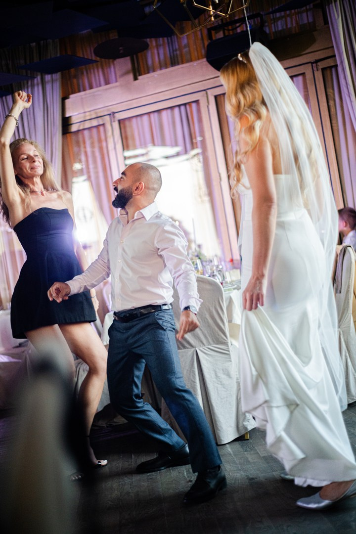 Свадебная фотосъемка в кабриолете в Москве. Жуков Илья свадебный фотограф в Москве