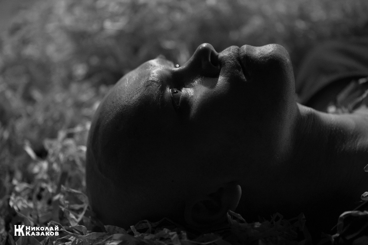 Артист Антон Ксенев на репетиции спектакля «Замок» в камерном театре Малыщицкого. Николай Казаков. Профессиональный фотограф. Преподаватель фотографии