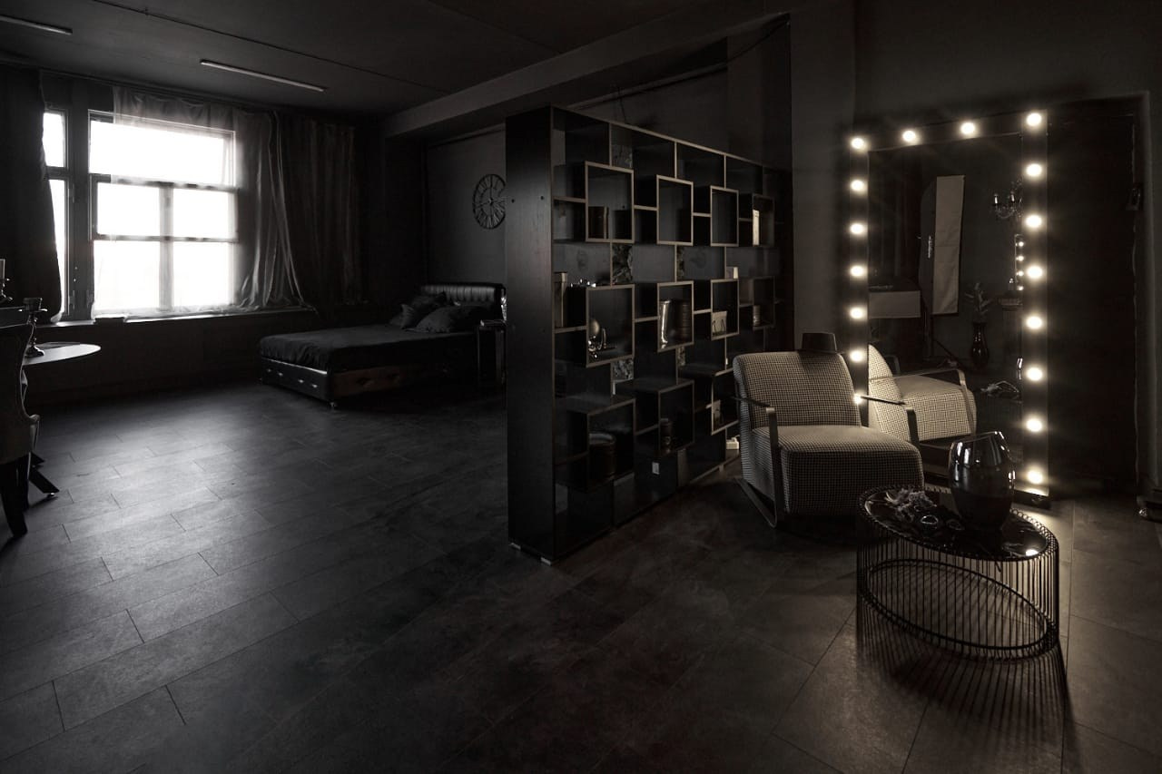 DАRК — зал 60 м² фотостудии в Москве с большими окнами, серыми стенами, потолком и полом, подходит для съемки с естественным светом. ВИЗУАЛИЗАТОР БРЕНДА: ФОТОГРАФ | ИМИДЖМЕЙКЕР| СТИЛИСТ МОСКВА