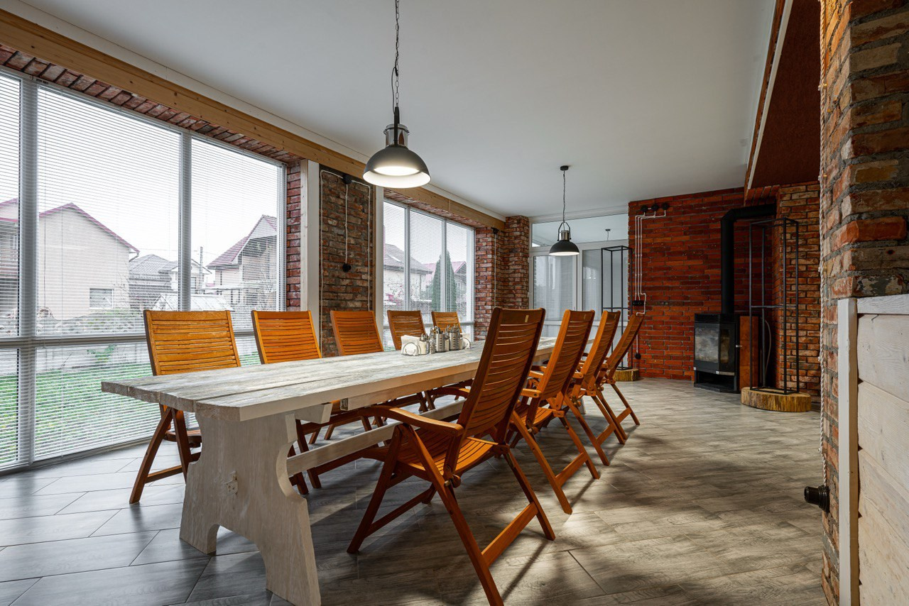 большой стол в коттедже