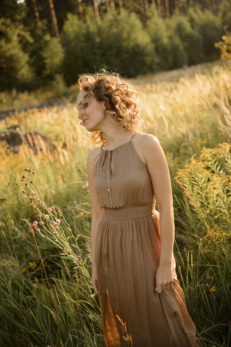 A photo shoot for a woman l in the field. Sunset photo shoot for a girl. (photographer in Edinburgh Elena)