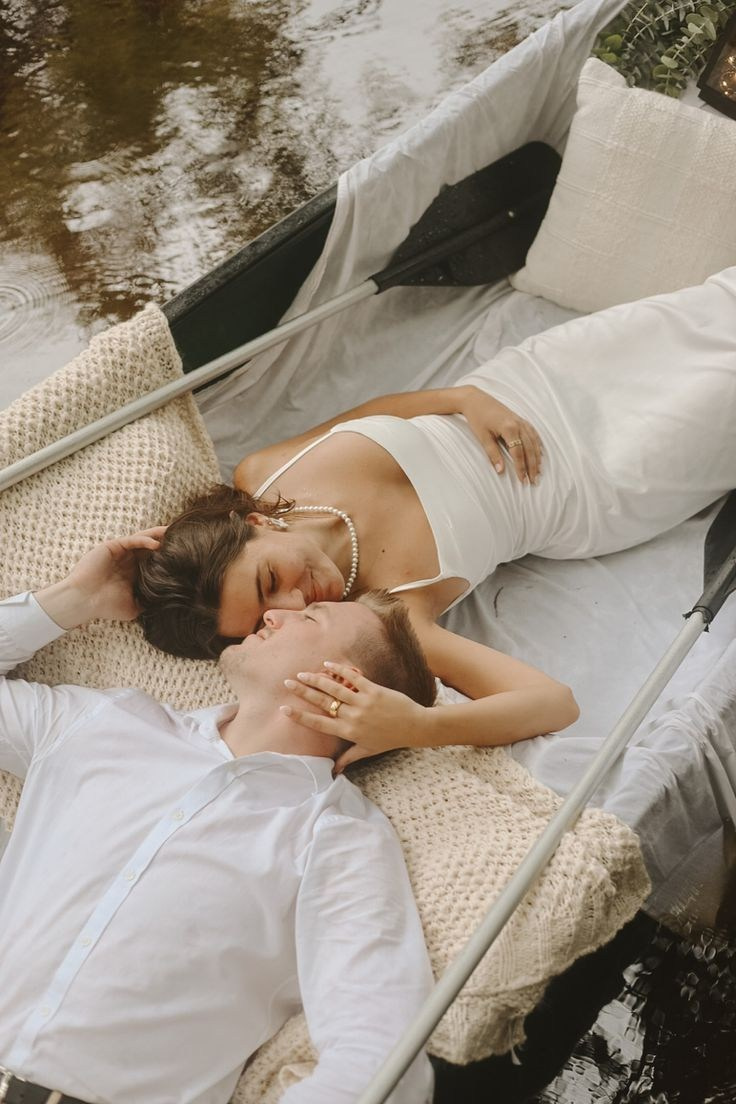 Прогулка на лодке в Московском парке Победы: романтичные свадебные фото