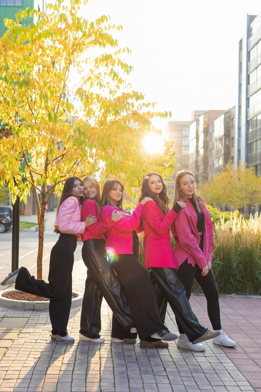 Розовый в стиле Барби - пример образа для осенней фотосессии 9-11 класс