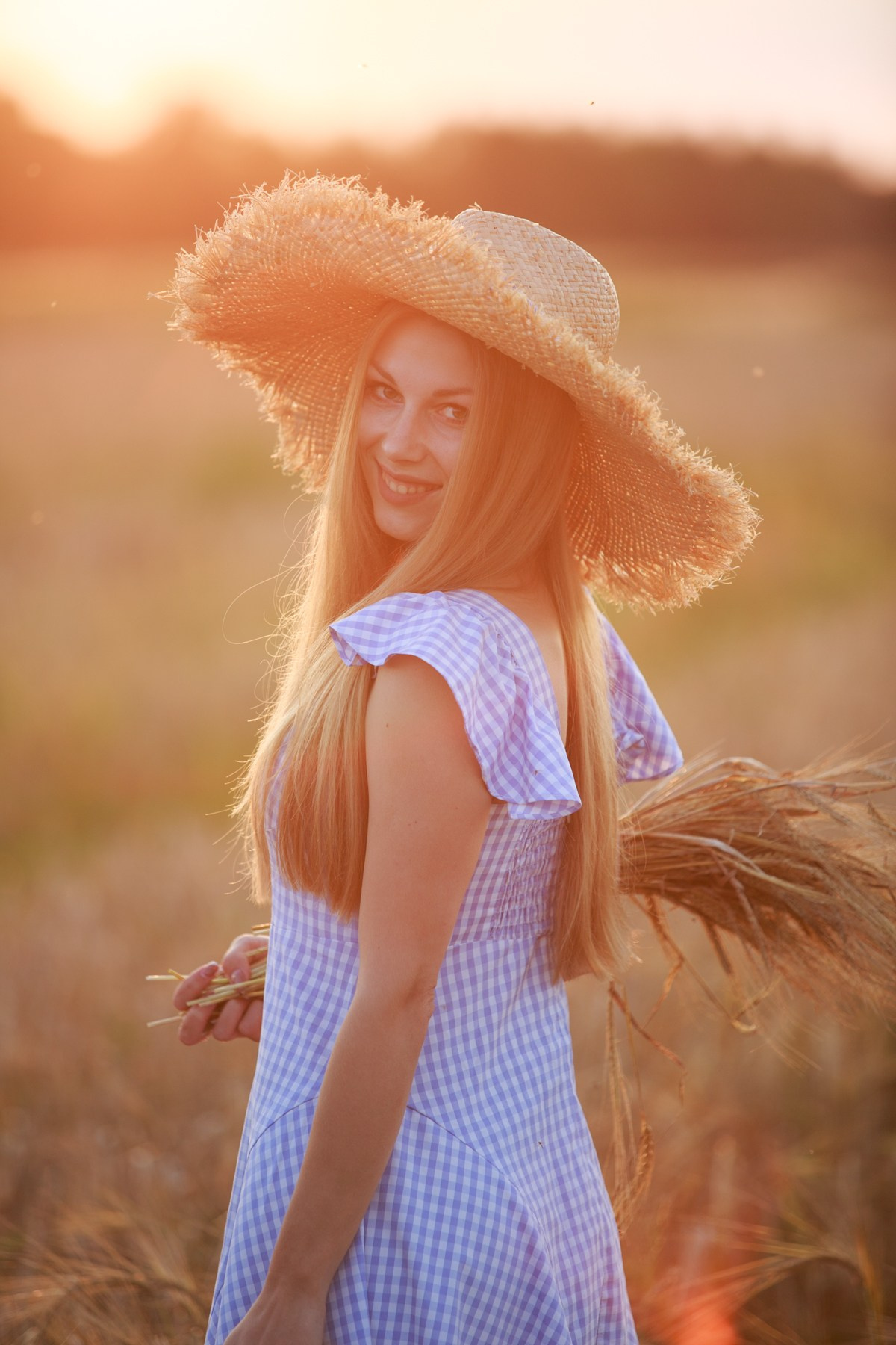 Фотосессия в поле пшеницы, съёмка с сеном и стогами, золотые поля. Семейный и детский фотограф в Москве Мария Быкова