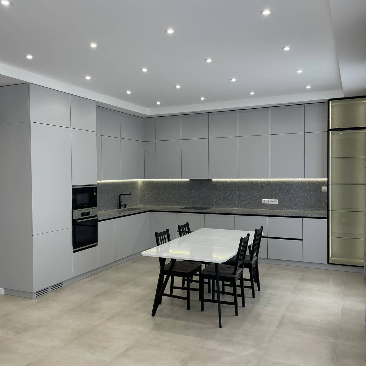 кухня на заказ в Москве, кухня на заказ в Люберцах, мебель на заказ, мебель по индивидуальным размерам, мебель на заказ в Люберцах, современная серая кухня с витриной, кухонная зона, заказать кухню по индивидуальным размерам в Москве