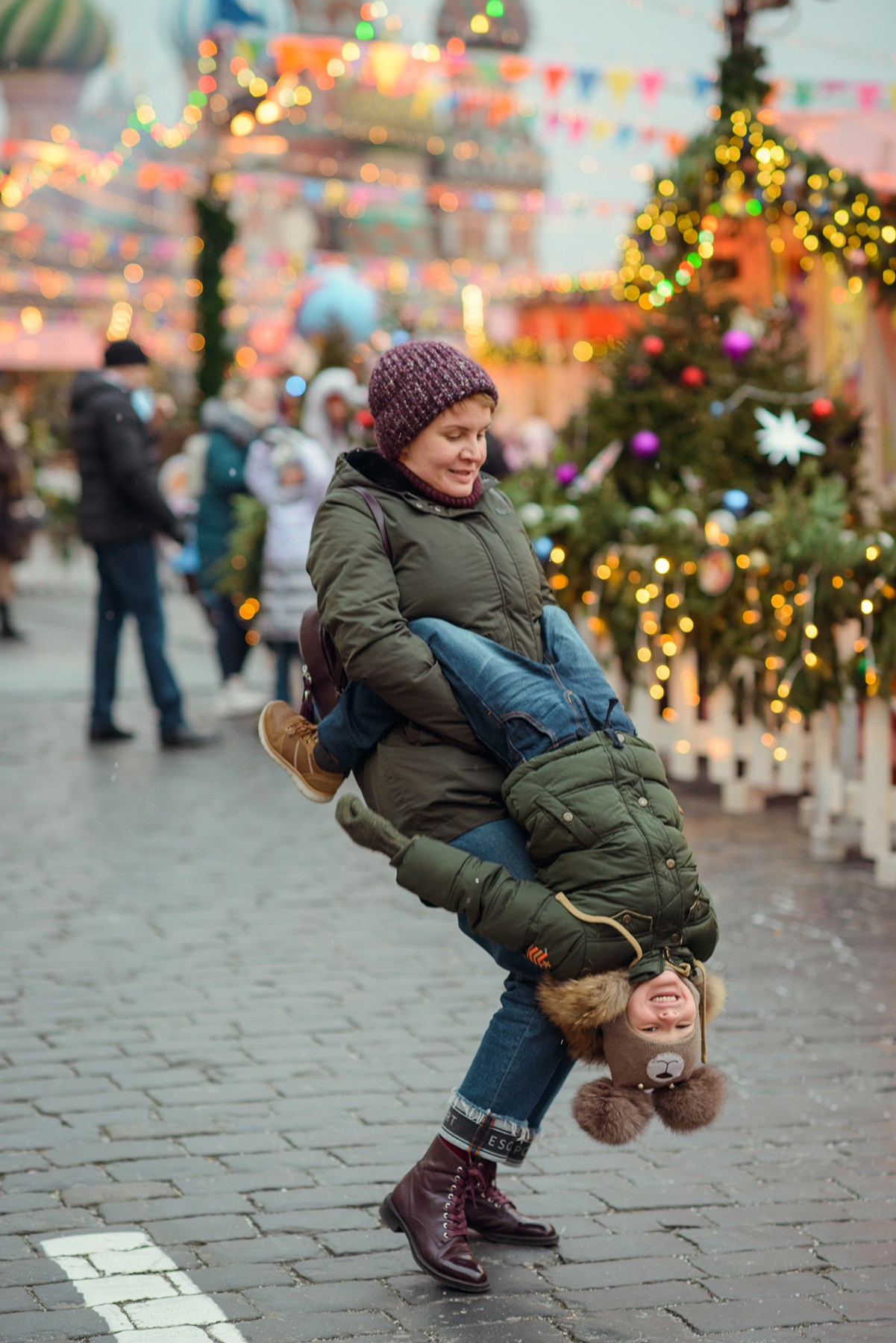 family photo shoot walking in the city. New Year Christmas photoshoot (Photographer in Edinburgh Elena Carruthers)family photo shoot walking in the city. New Year Christmas photoshoot (Photographer in Edinburgh Elena Carruthers)