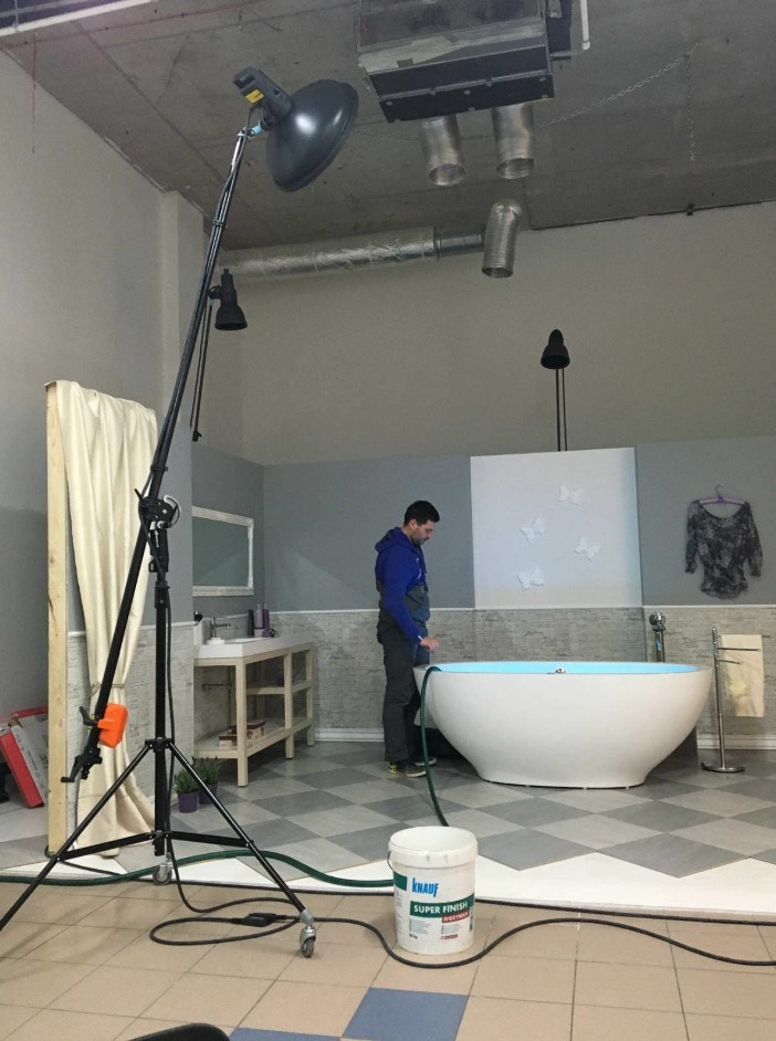 Подготовка интерьерной сцены для фотосессии сантехники — студийная сборка
