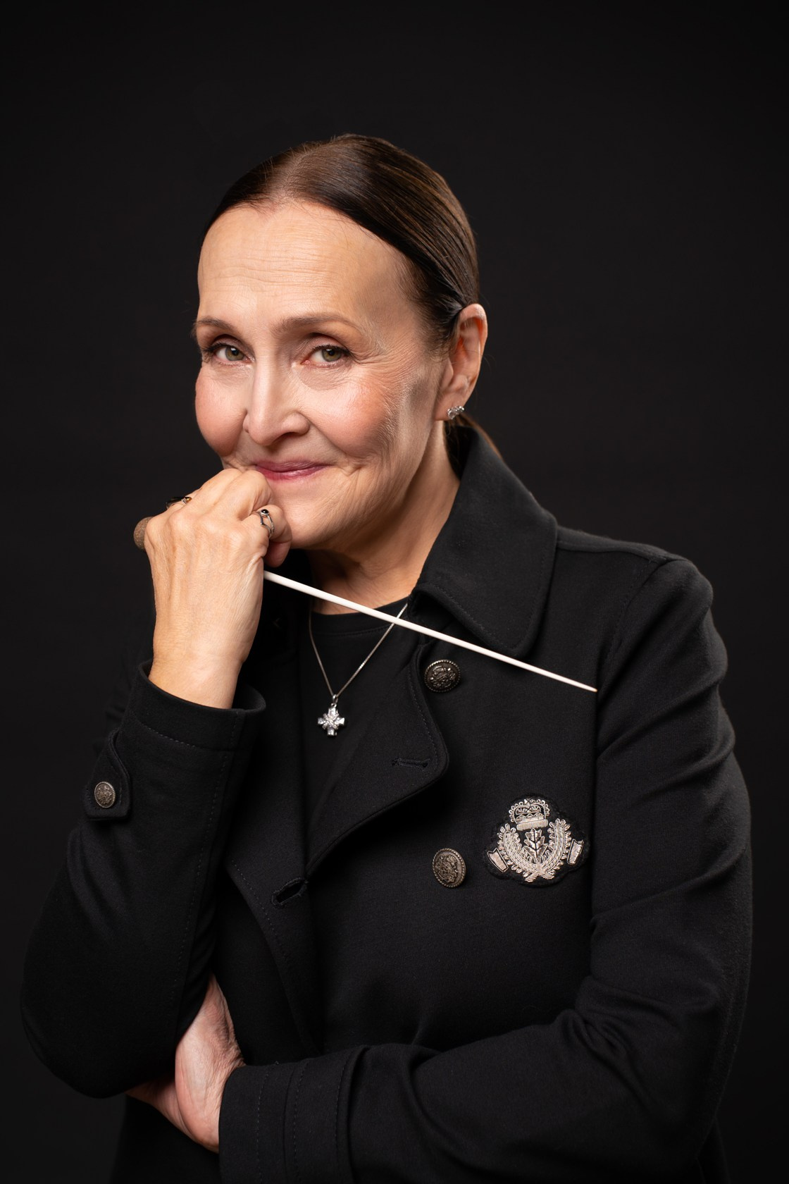 фотосессия для женщины в студии на черном фоне