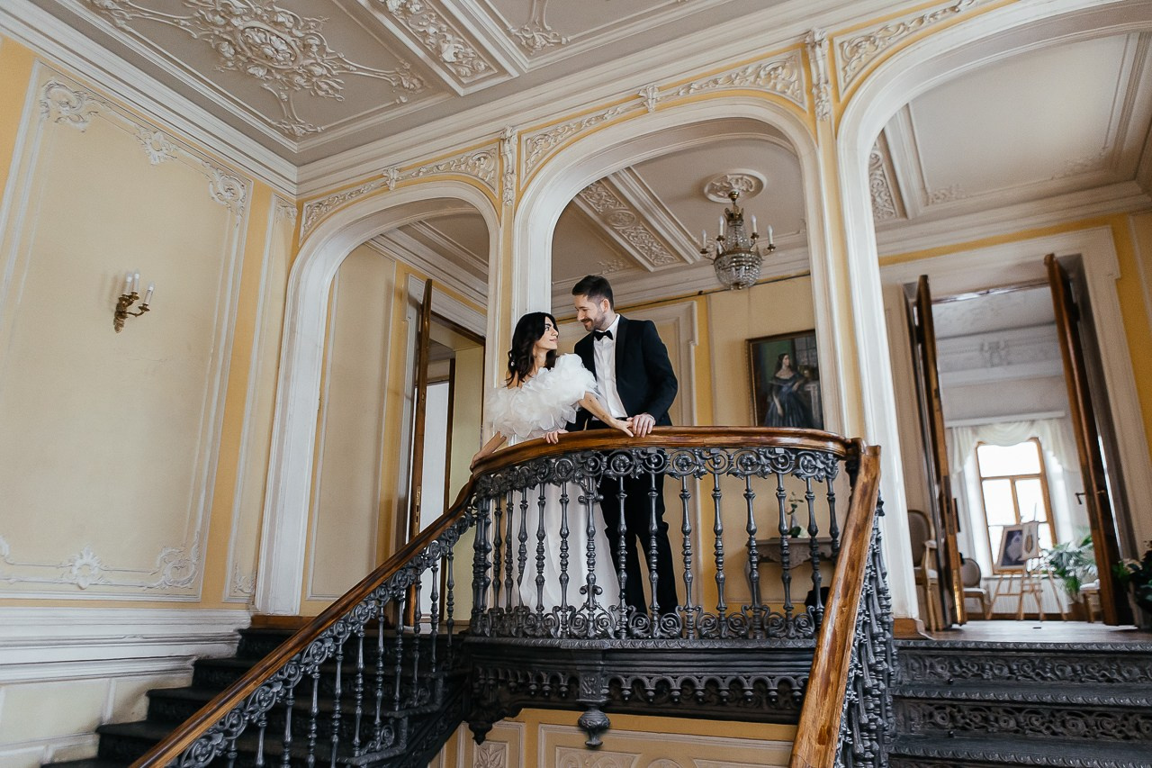 Романтическая фотосессия молодых в Пушкинской библиотеке