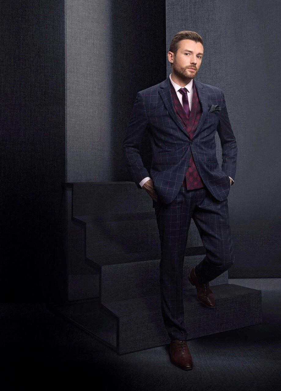 Мужчина в клетчатом пиджаке