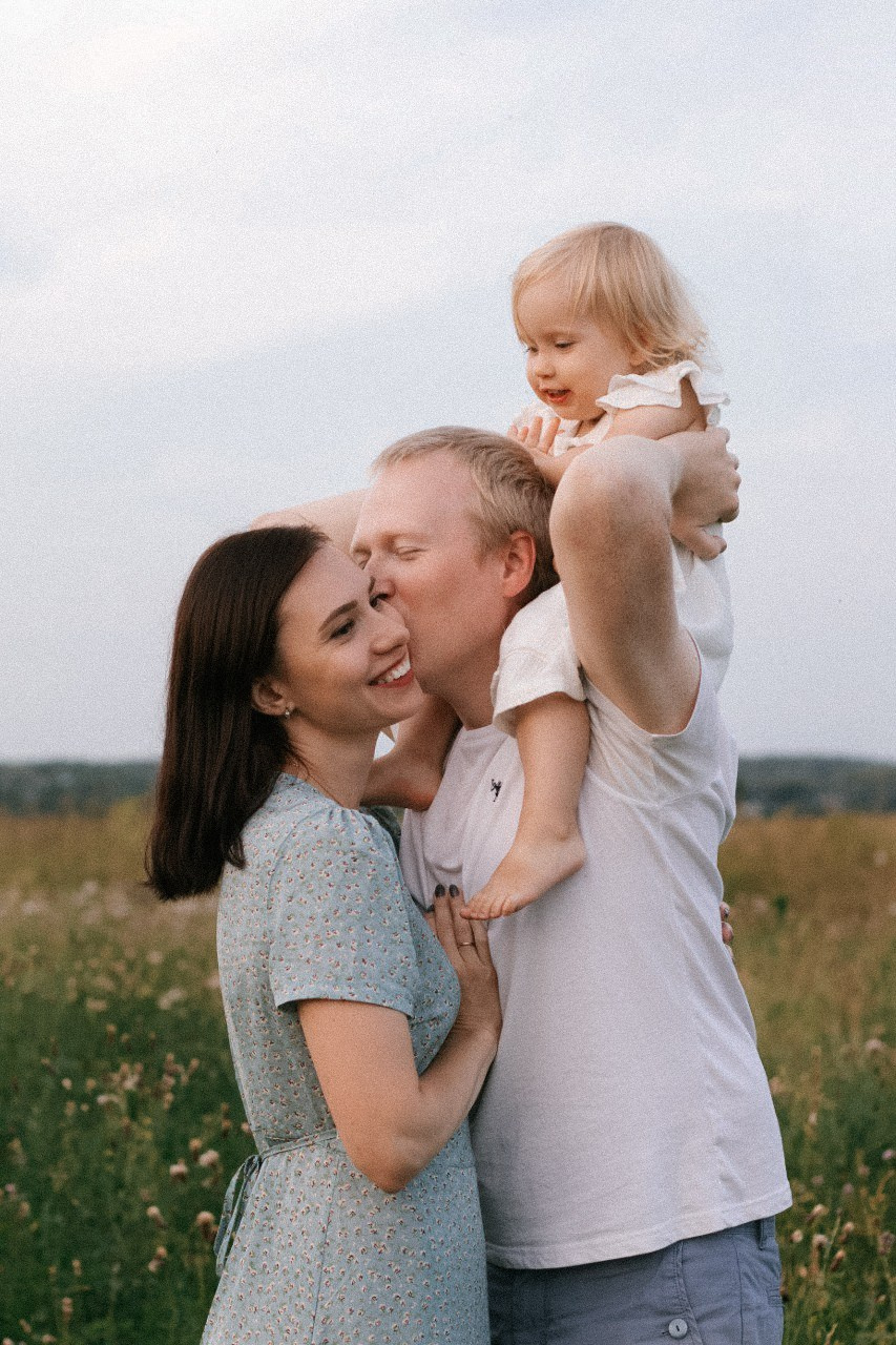 Семейная фотосессия в поле. Портретный фотограф Москва