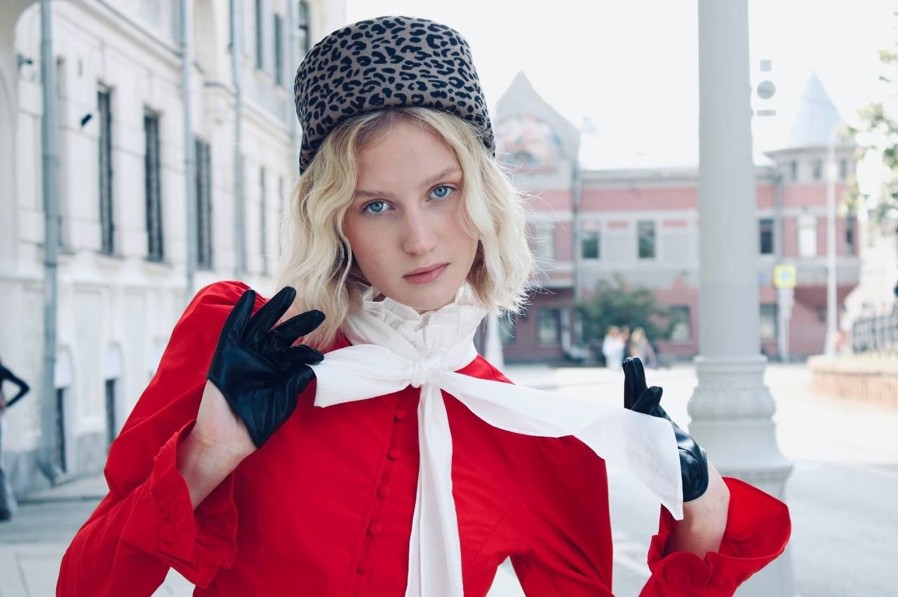 На фотографии модель которая позирует на улице в Москве