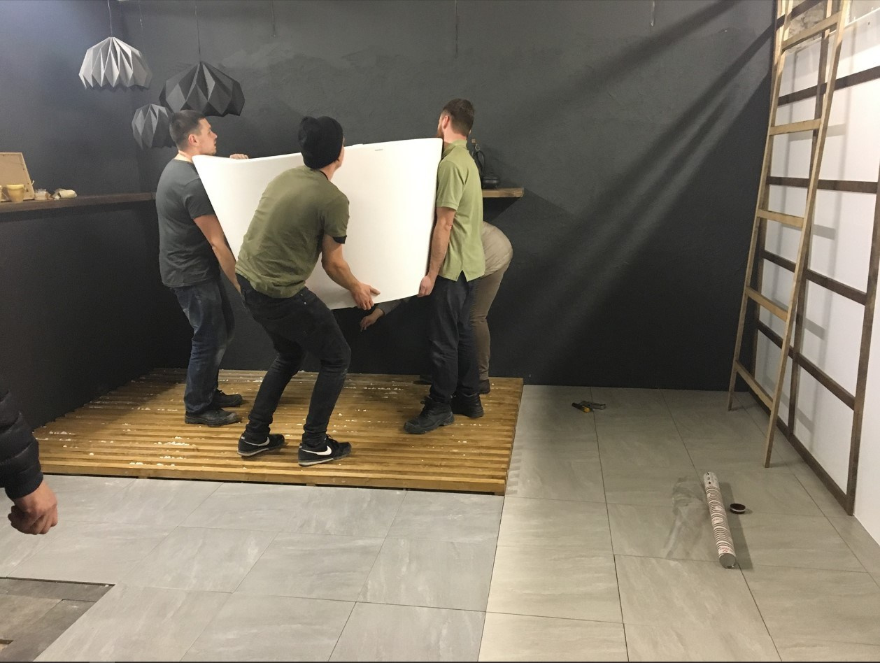 Подготовка интерьерной сцены для фотосессии сантехники — студийная сборка