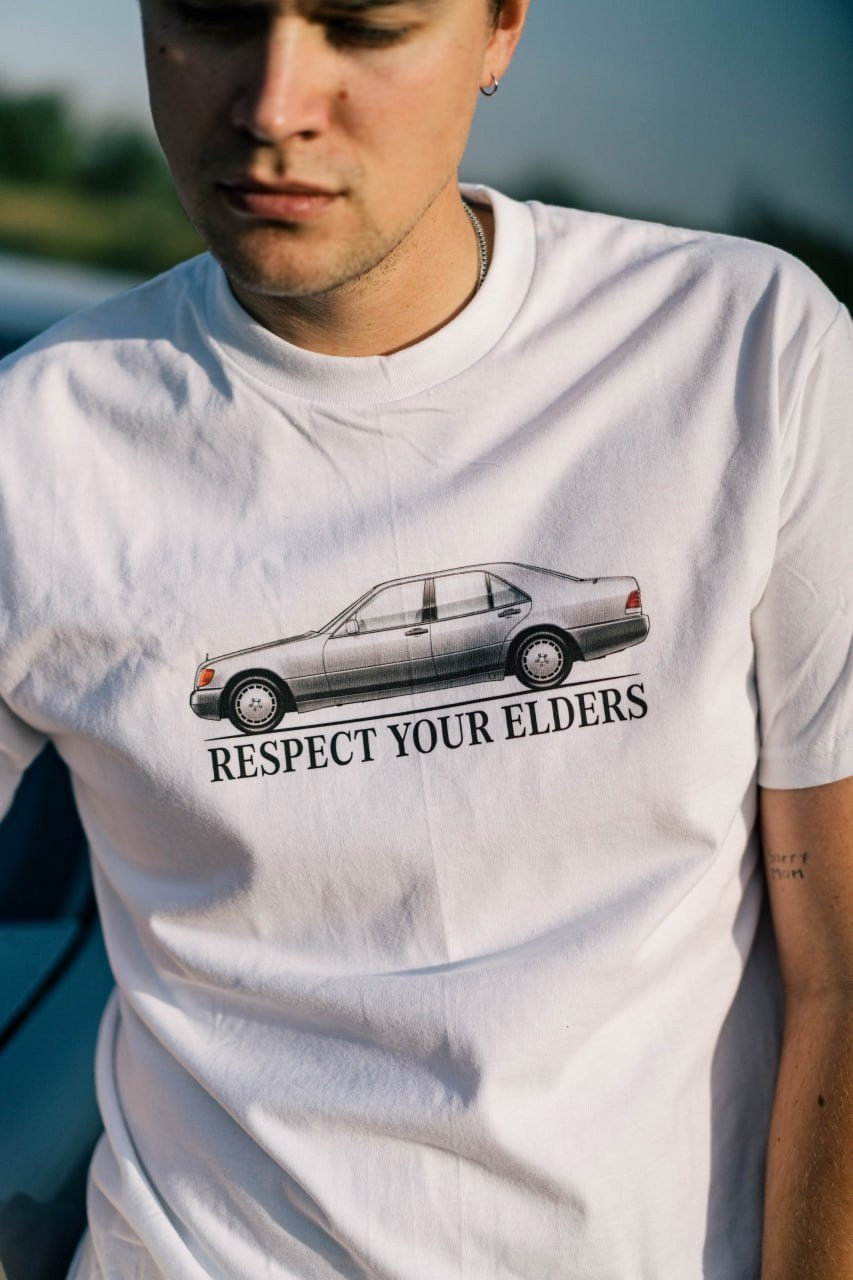 Крутая футболка с Mercedes-Benz W140 — Классика навсегда! Вырази свою страсть к легендарным автомобилям. Яркий и стильный дизайн с узнаваемым силуэтом культового Mercedes-Benz W140 (S-Class 1991-1998). Эта футболка — идеальный выбор для автолюбителя, ценящего немецкое качество и неподвластный времени дизайн. Четкое, детализированное изображение иконы автопрома нарисованное вручную нашим дизайнером.