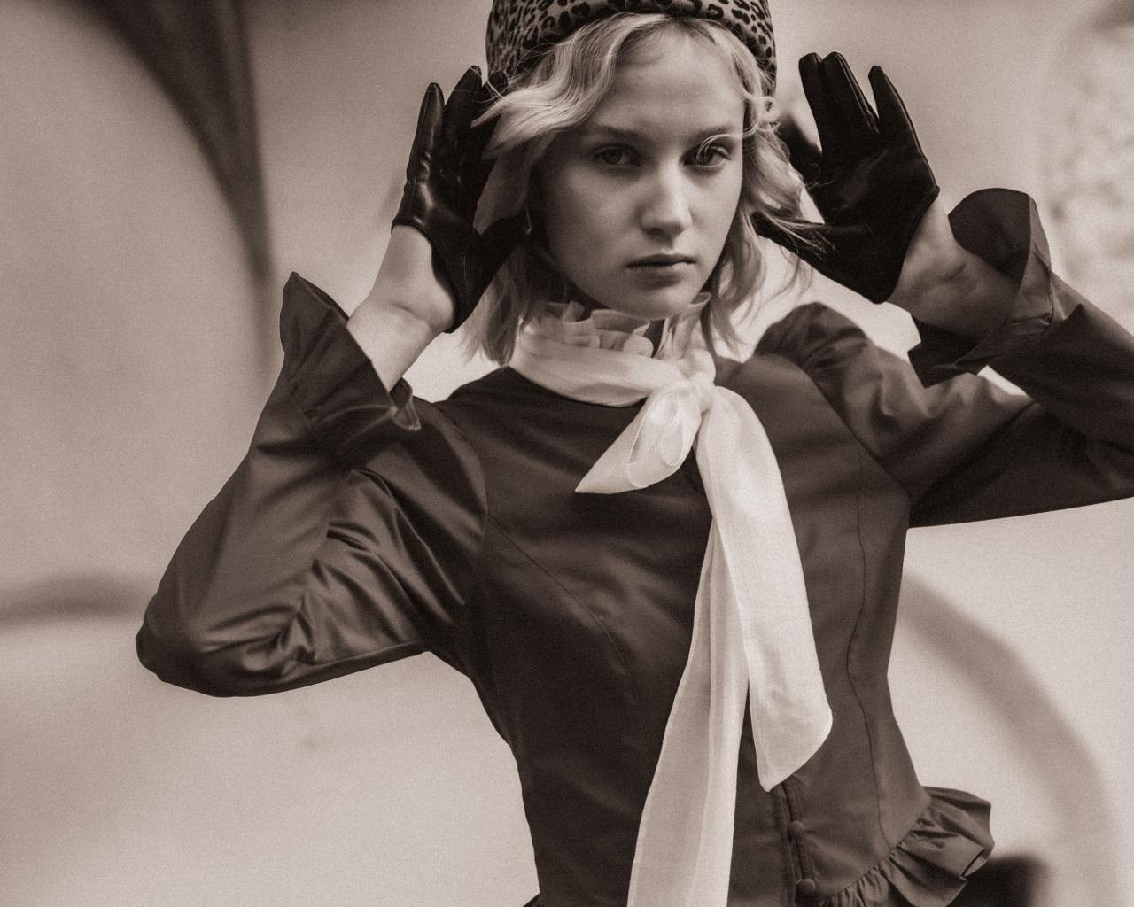 На фотографии модель которая позирует на улице в Москве