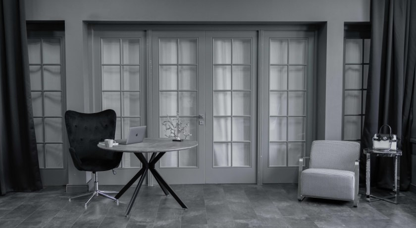 DАRК — зал 60 м² фотостудии в Москве с большими окнами, серыми стенами, потолком и полом, подходит для съемки с естественным светом. ВИЗУАЛИЗАТОР БРЕНДА: ФОТОГРАФ | ИМИДЖМЕЙКЕР| СТИЛИСТ МОСКВА