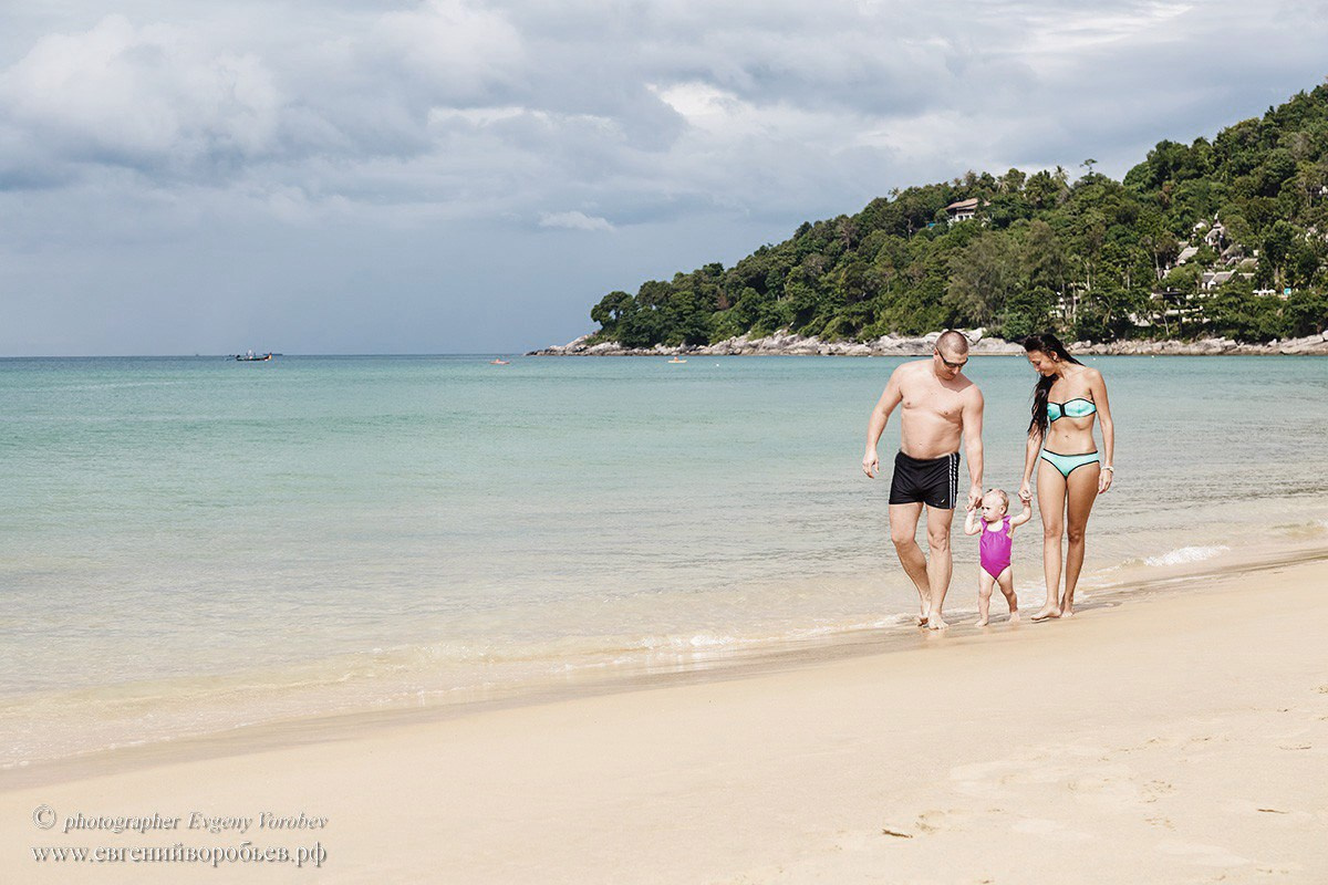 Семейная фотосессия фотограф на Пхукете цена стоимость заказать описание услуг фотосъёмка пляж отель экскурсия красивые места примеры фото позы идея забронировать фотосессию море пляж ката Карон Найхарн Патонг Майкао ката ной Найтон Панва Phuket Patong Naiharn kata karon Mai Khao Nai Thon Beach