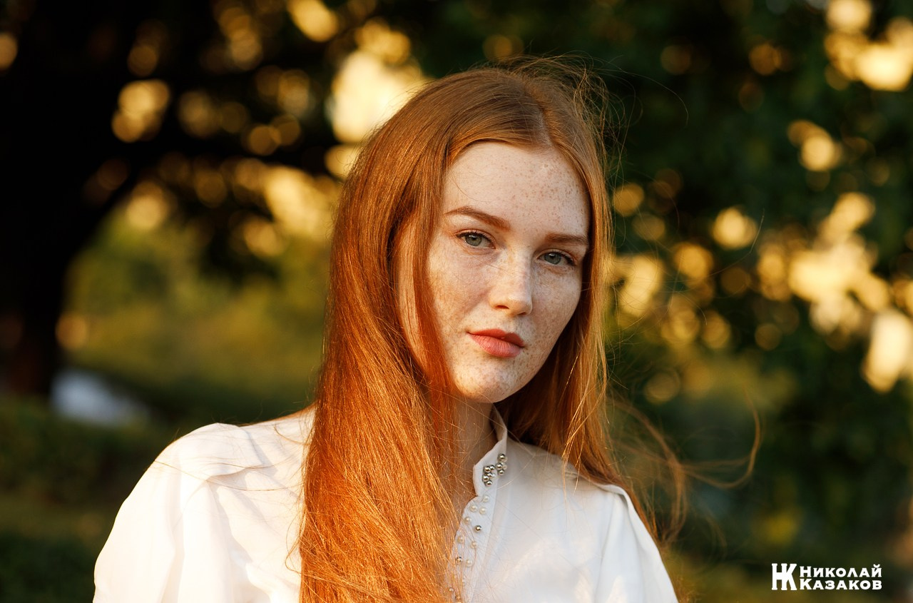 Портретная фотосессия рыжей девушки в лучах заката в Санкт-Петербурге. Портрет в городе.