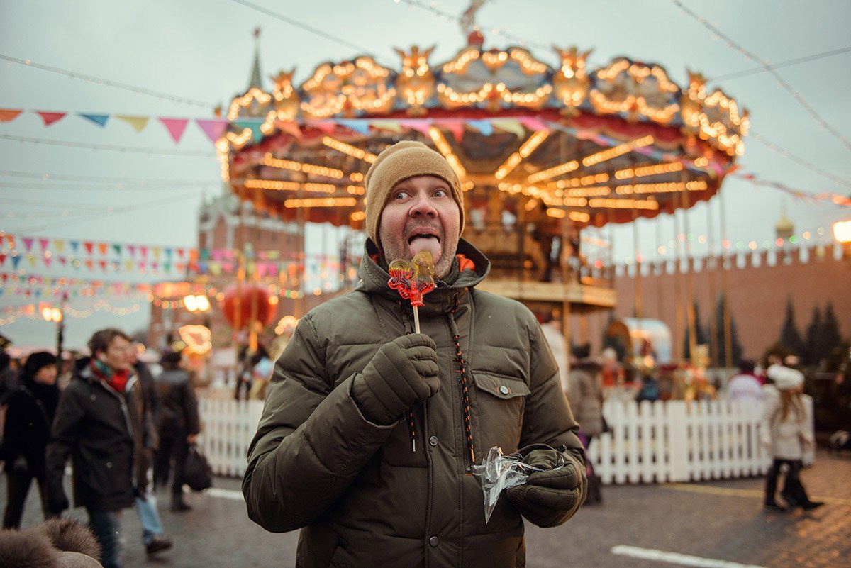 family photo shoot walking in the city. New Year Christmas photoshoot (Photographer in Edinburgh Elena Carruthers)