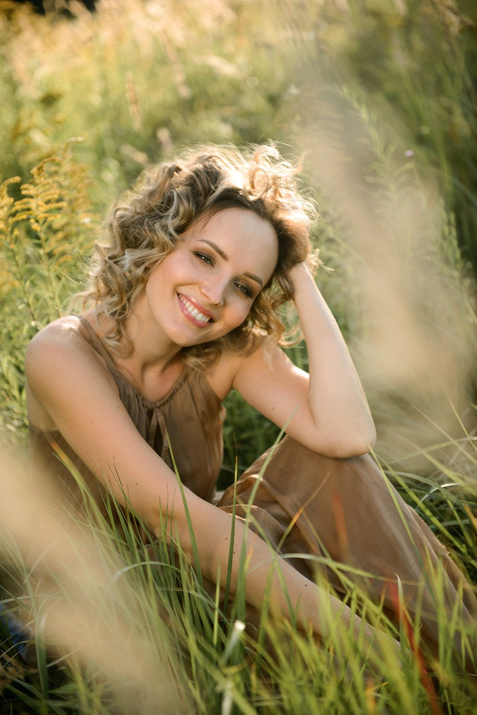 A photo shoot for a woman l in the field. Sunset photo shoot for a girl. (photographer in Edinburgh Elena)