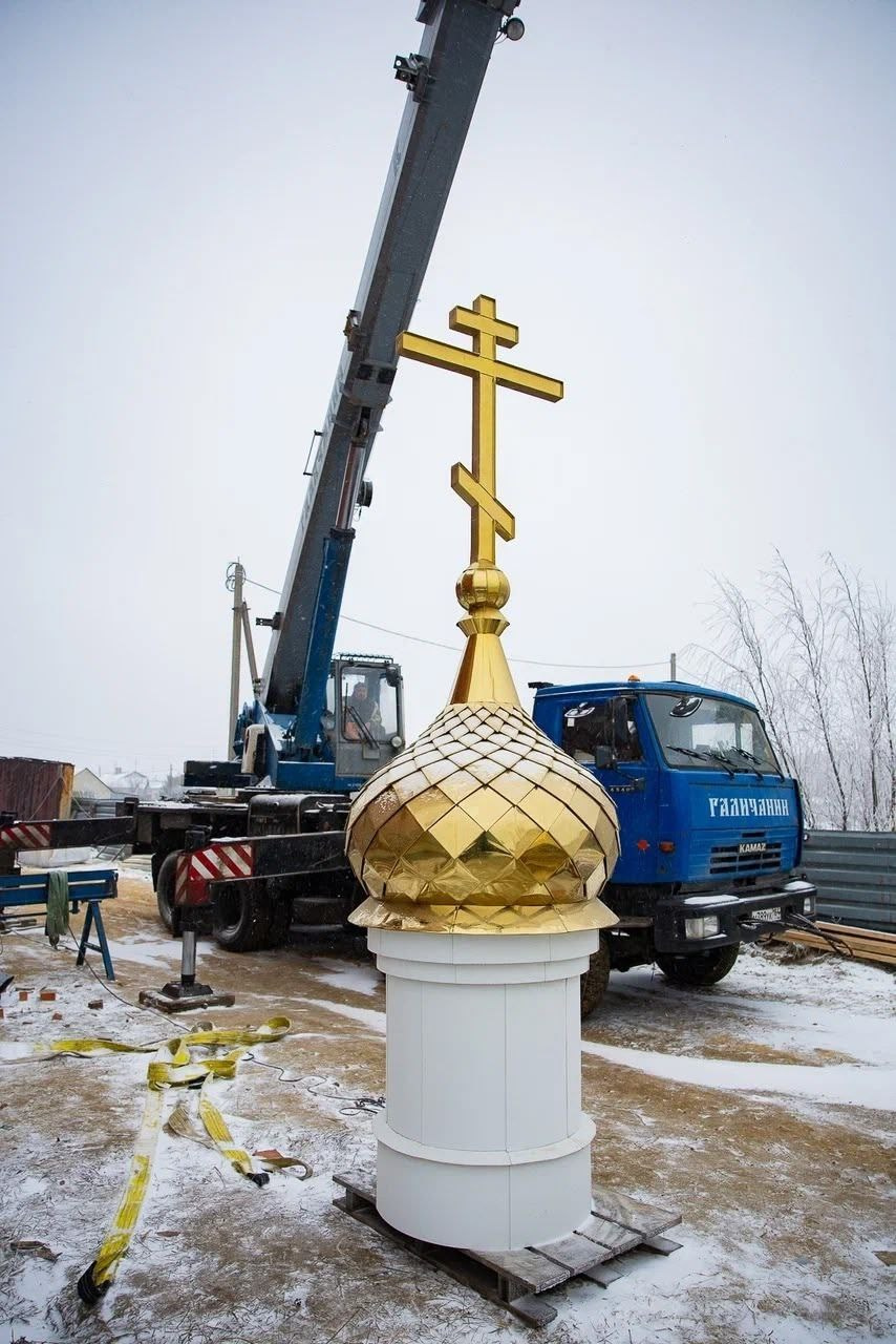 Благочинный Северо-Западного храма принял участие в освящении куполов строящегося храма. Саратовское Северо-Западное благочиние