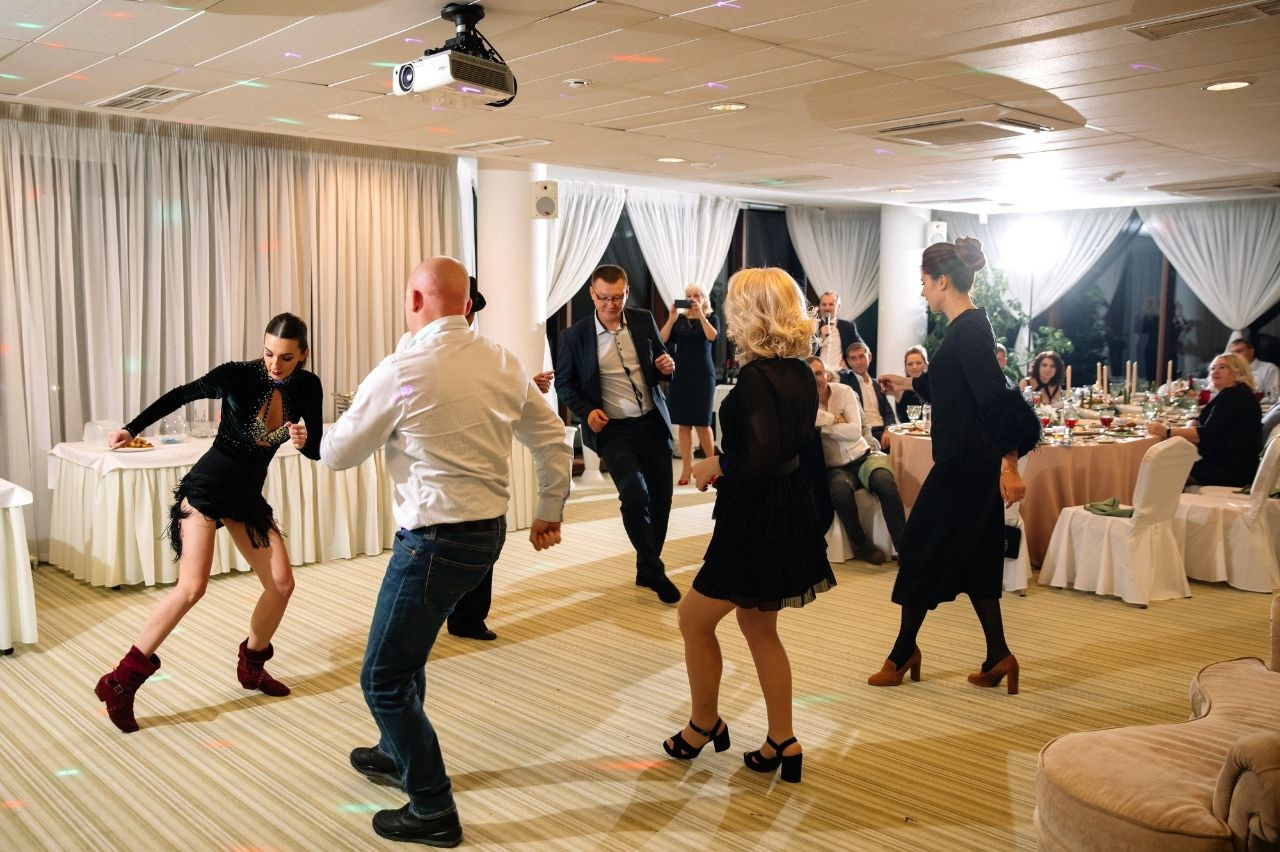 Ведущий + диджей + 1 из 8 моих услуг в подарок!