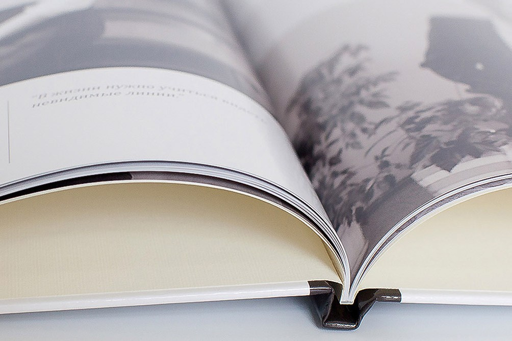 Переплёт и раскрытие страниц выпускной фотокниги «Классика» для 9 и 11 классов