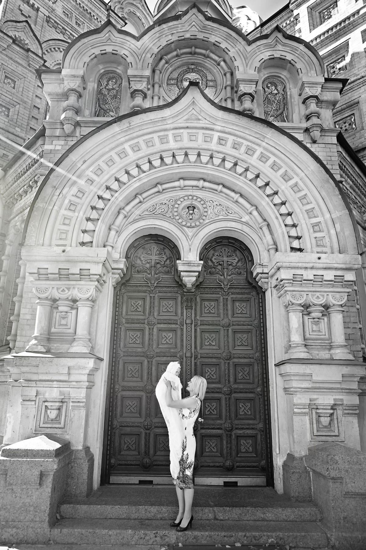 мама и малыш у храма