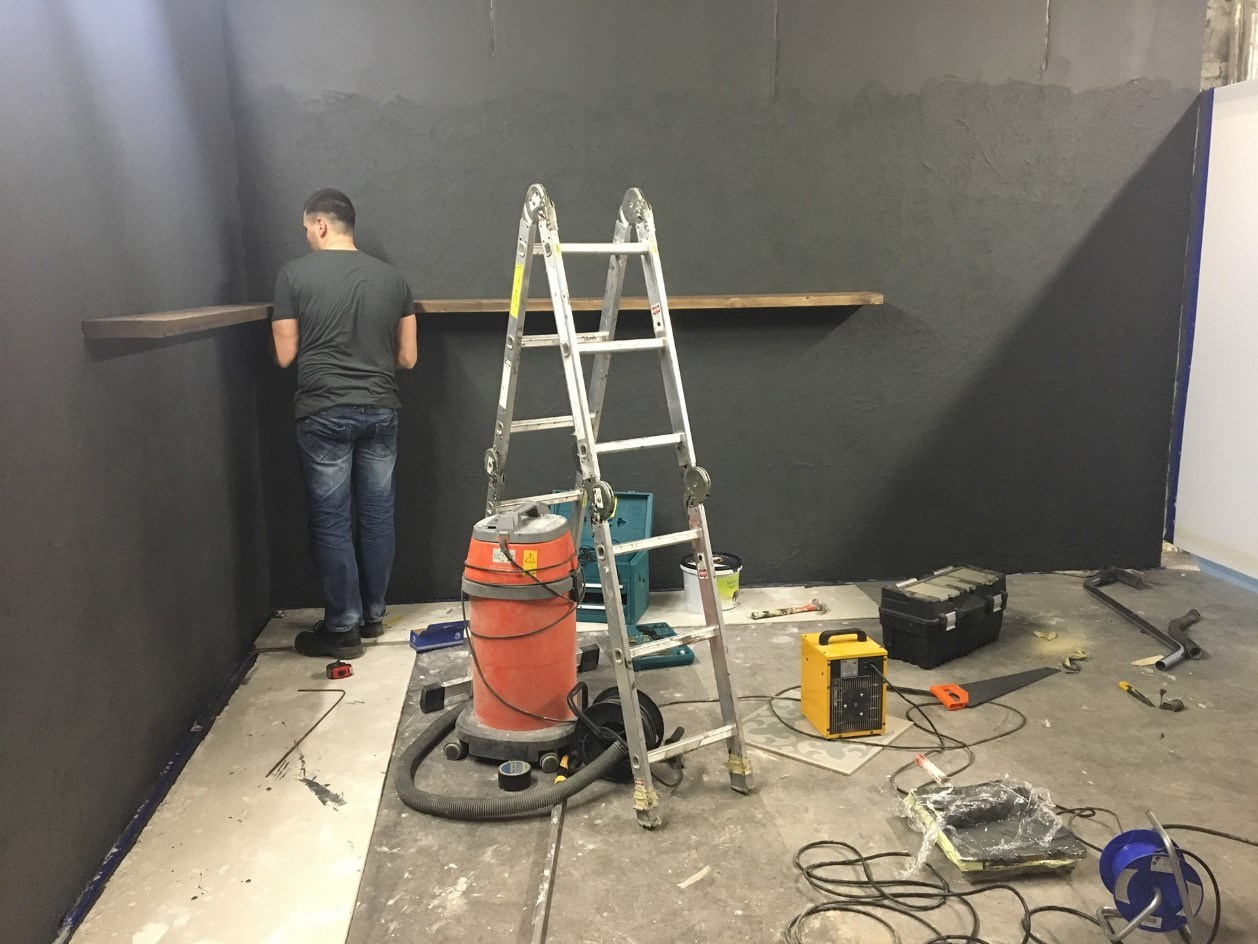 Подготовка интерьерной сцены для фотосессии сантехники — студийная сборка