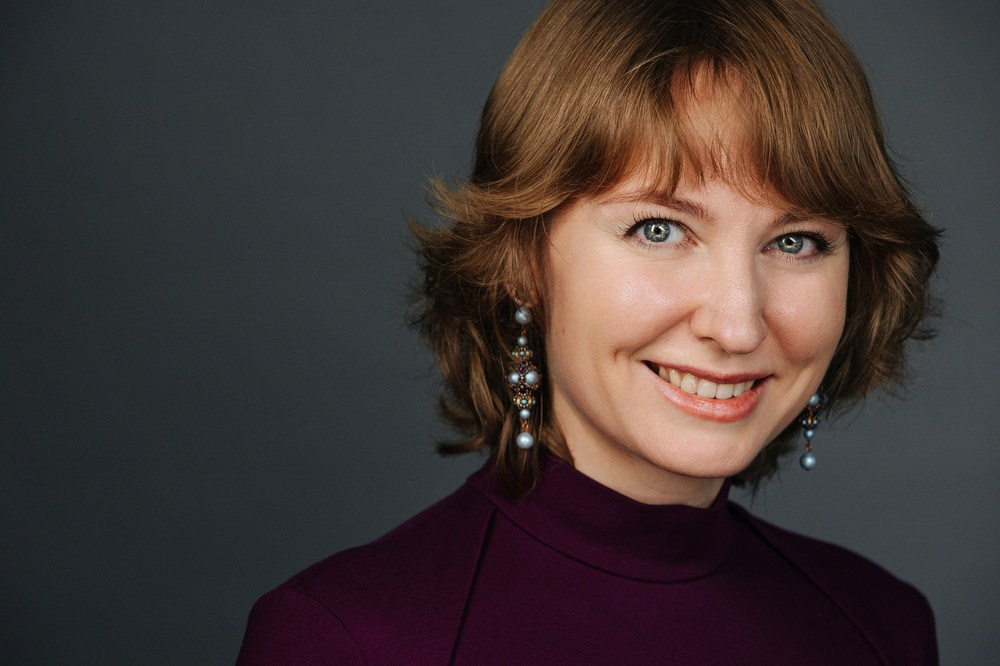 фотосессия для сотрудников, портрет девушки, хедшот на темном фоне