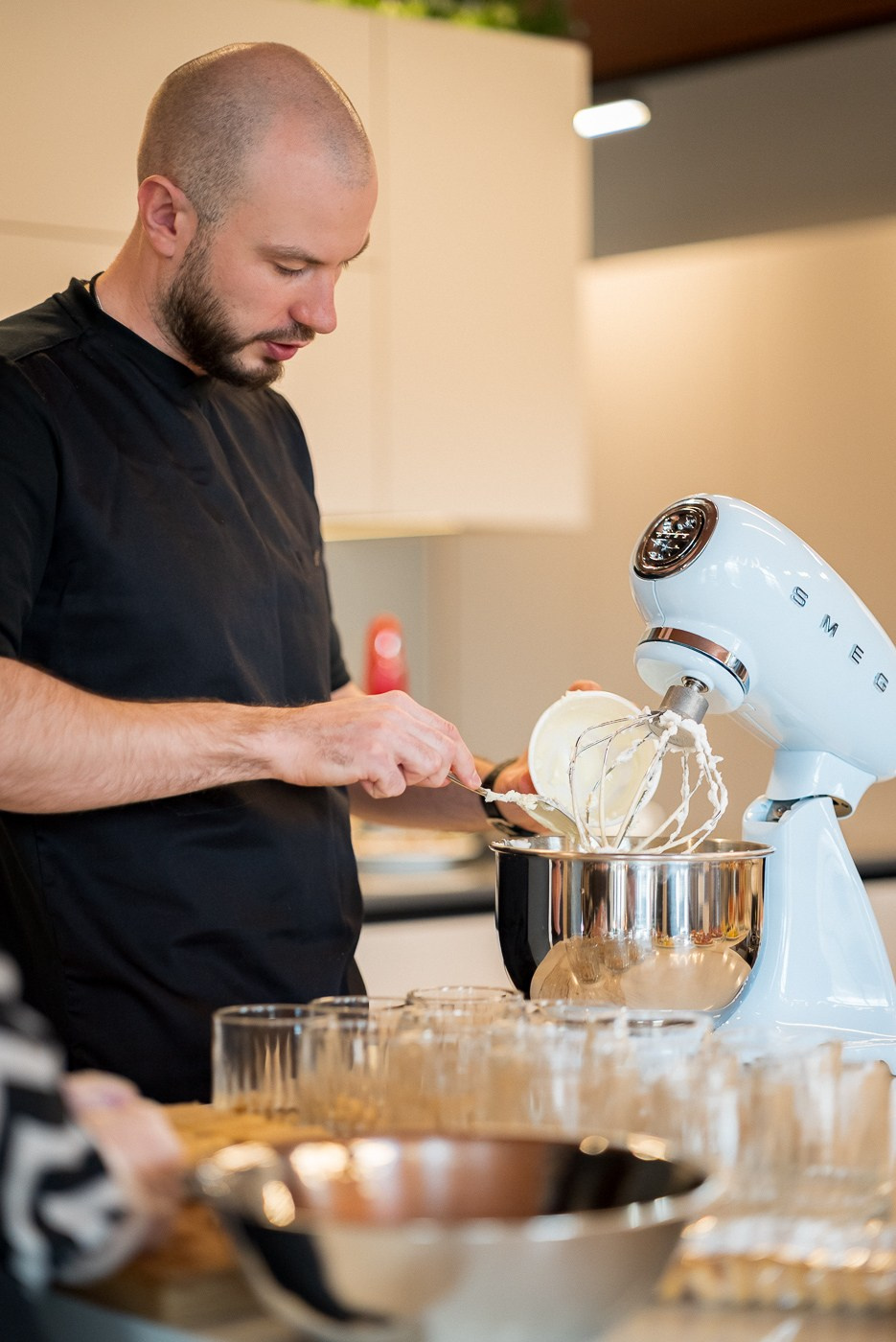 Презентация компании INTERSTONE — производителя и поставщика кварцевого камня, акрилового камня и широкоформатных керамических плит. ВУД ТВОРЕЦ мебельная фабрика|ТВОРЕЦ студия мебели