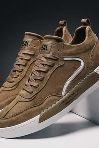 Эстетичная съемка мужских кроссовок с акцентом на детали и материалы