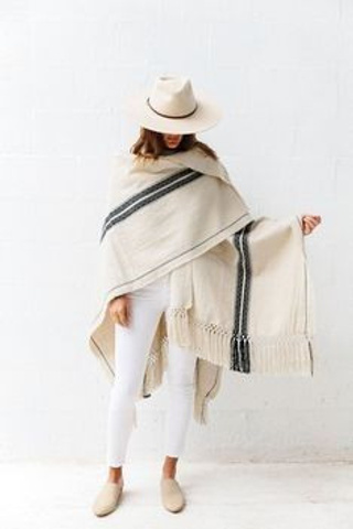 Съемка палантинов с акцентом на их универсальность в разных стилях