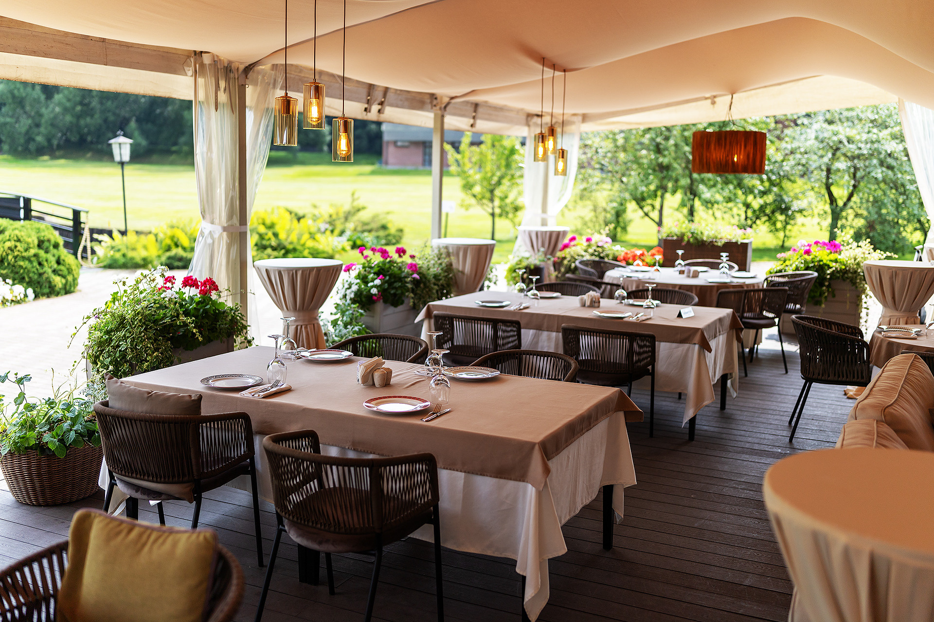 Ресторан Village Kitchen Golf Club. Фотосъемка интерьеров ресторана в Москве.