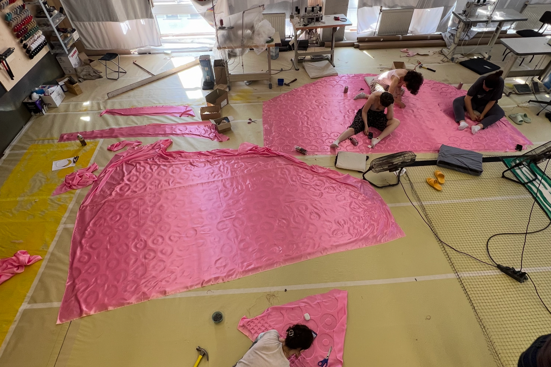 «Три поросёнка. Ой» театре на Таганке. История занавеса. Превращаем идею в технологию