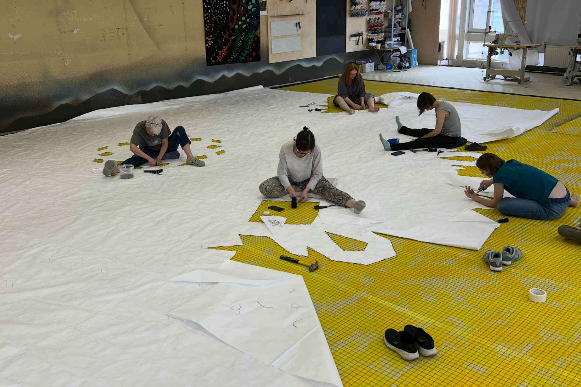 «Три поросёнка. Ой» театре на Таганке. История занавеса. Превращаем идею в технологию