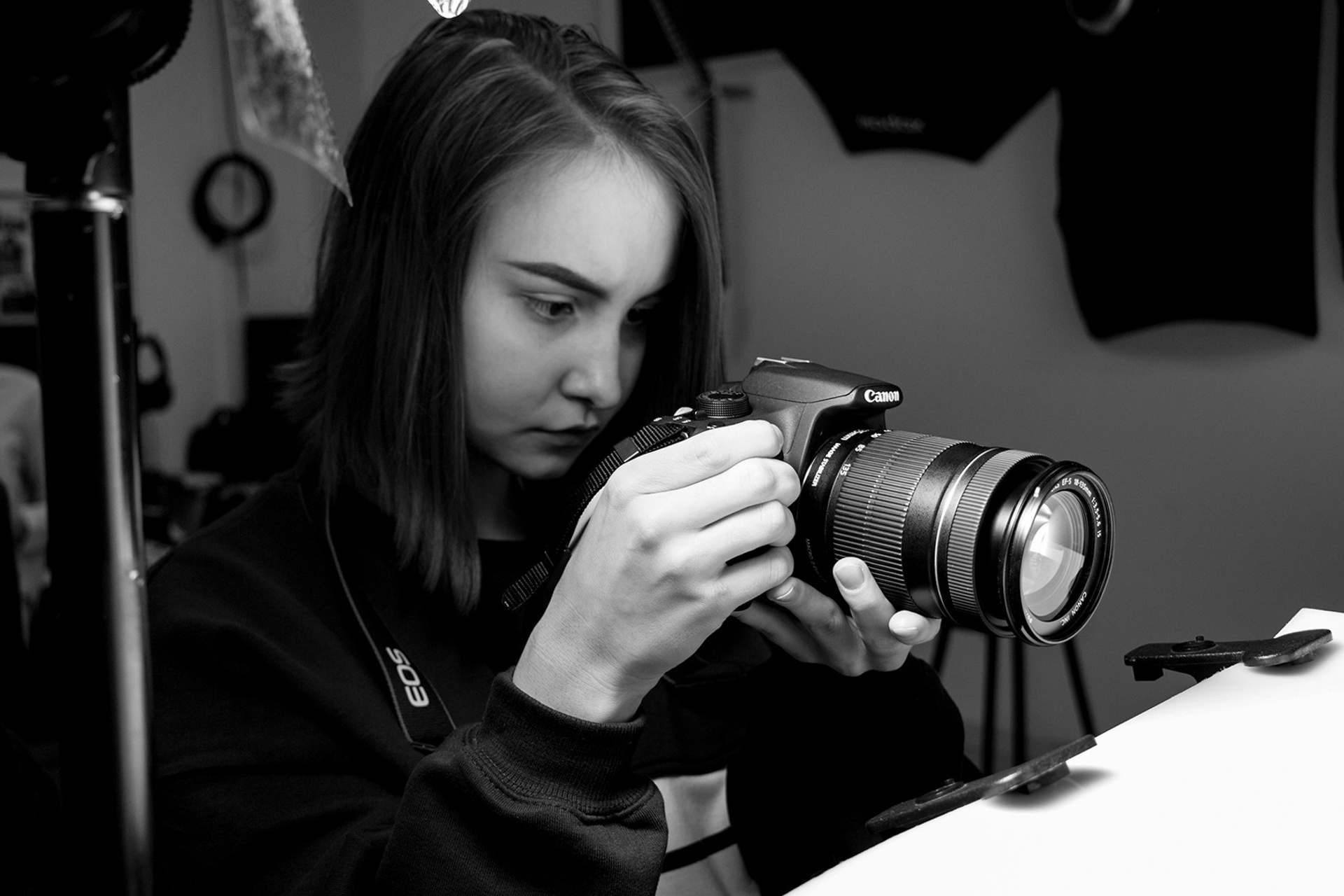 Практика предметной фотосъёмки в студии - еще одна важная часть обучения, где отрабатываются полезные навыки.