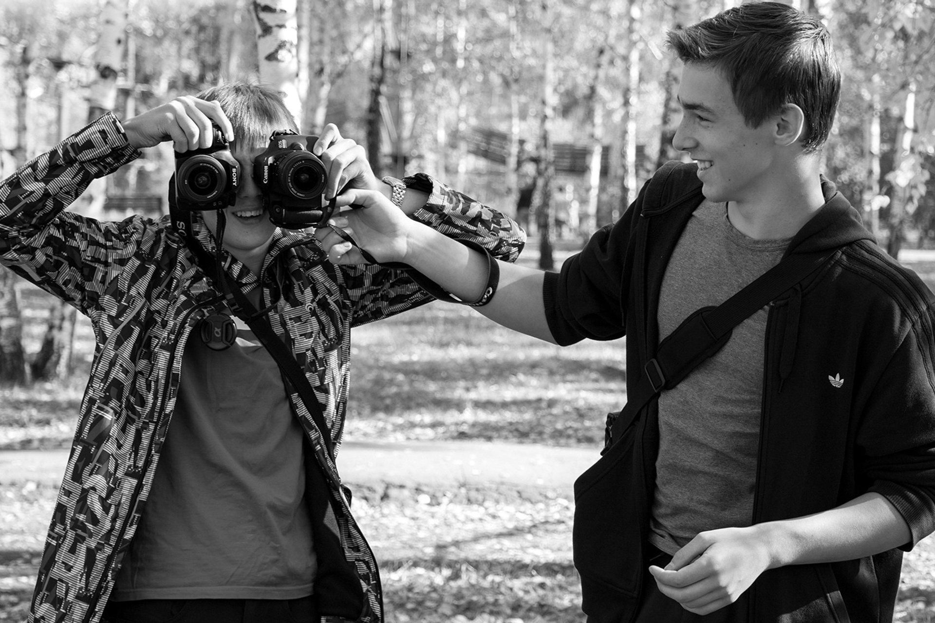 Школьники экспериментируют с двумя фотокамерами одновременно, ведь на прошлом занятии рассказывали про стереофотографию.