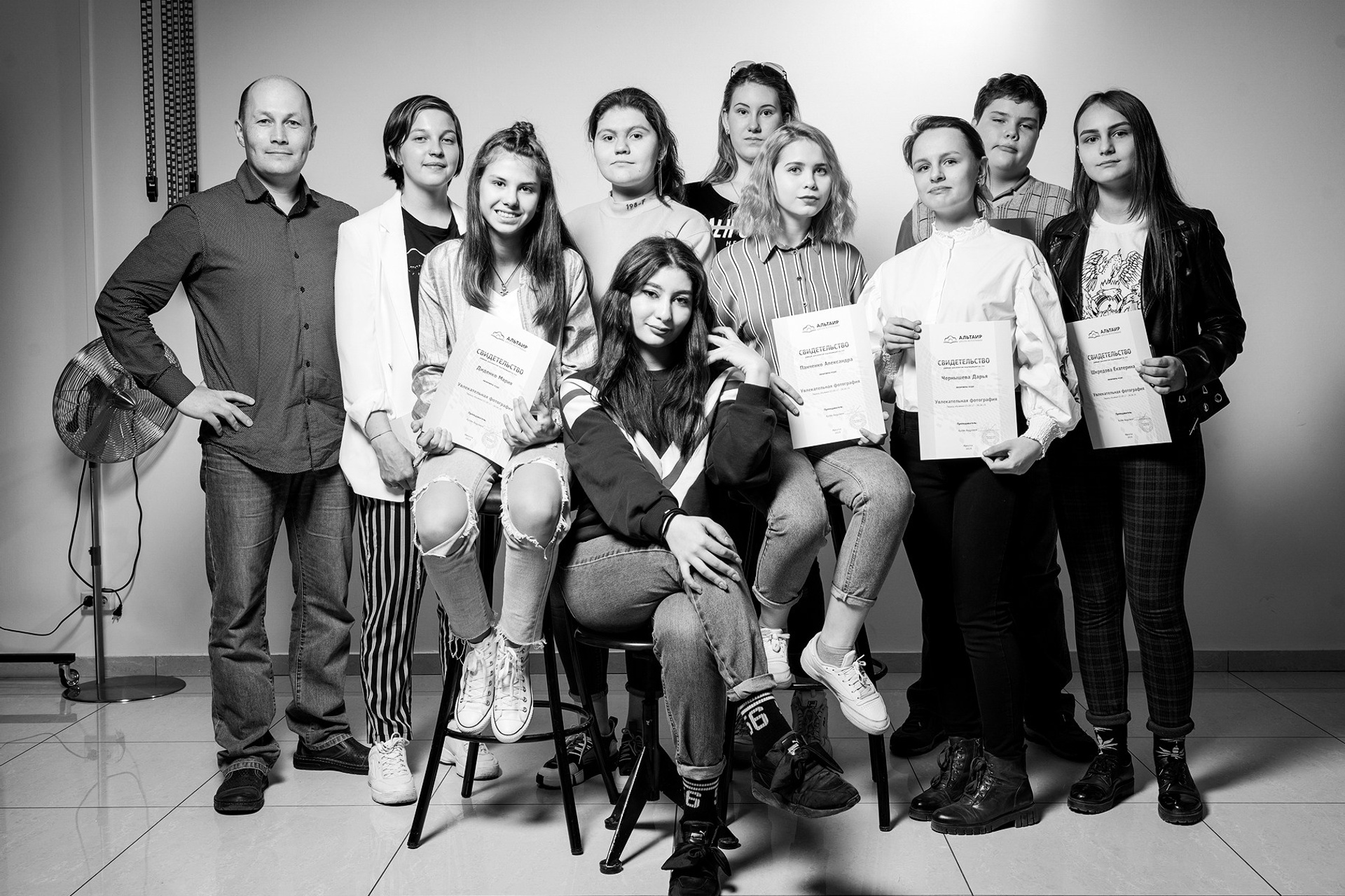 Ребята закончили курс, прошли большой и интересный путь в фотографии. Многие решили связать свою жизнь с фотографией. Всем успехов. Здесь групповое фото.
