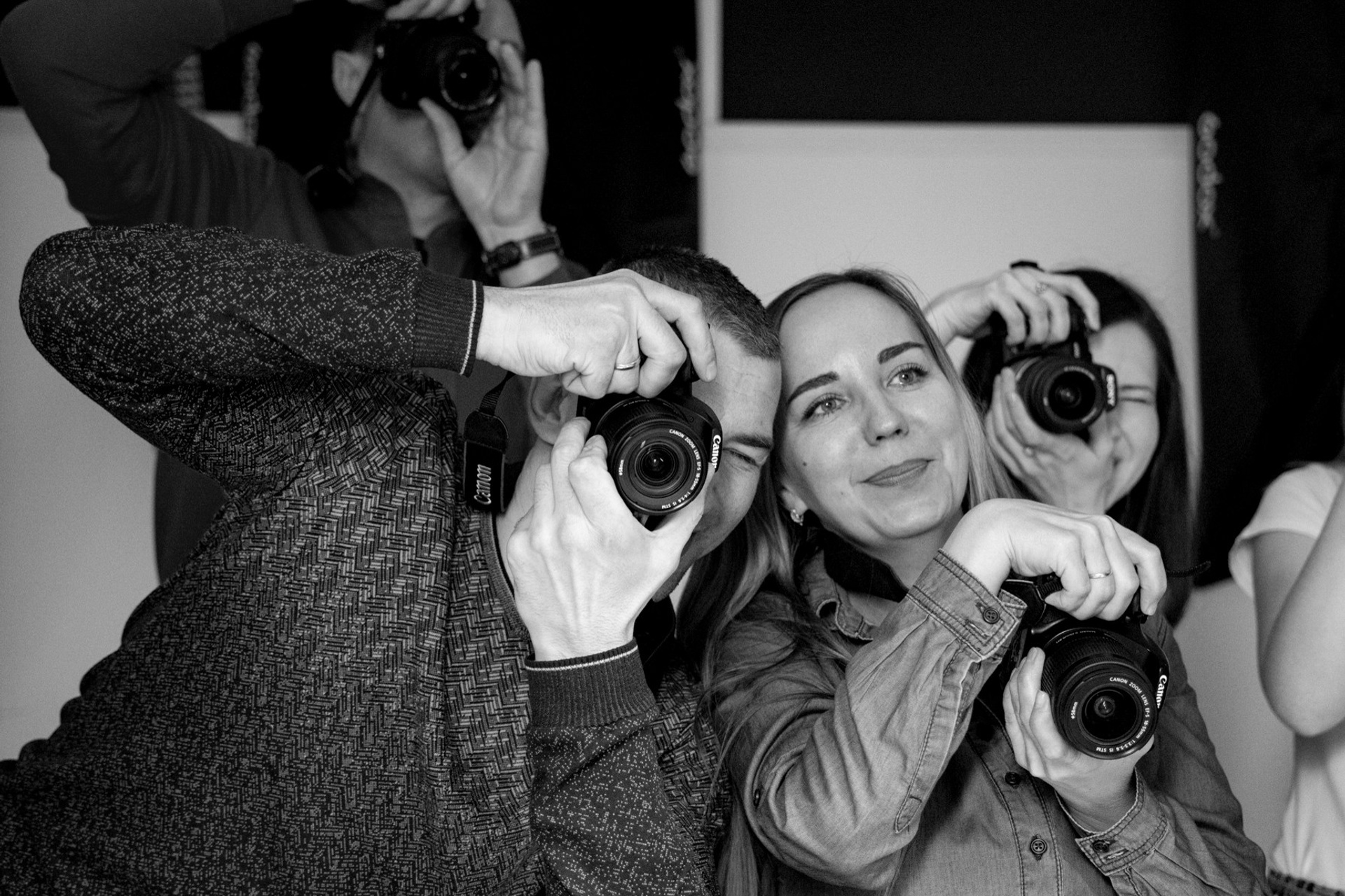 Ученики фотошколы в процессе студийной практики.