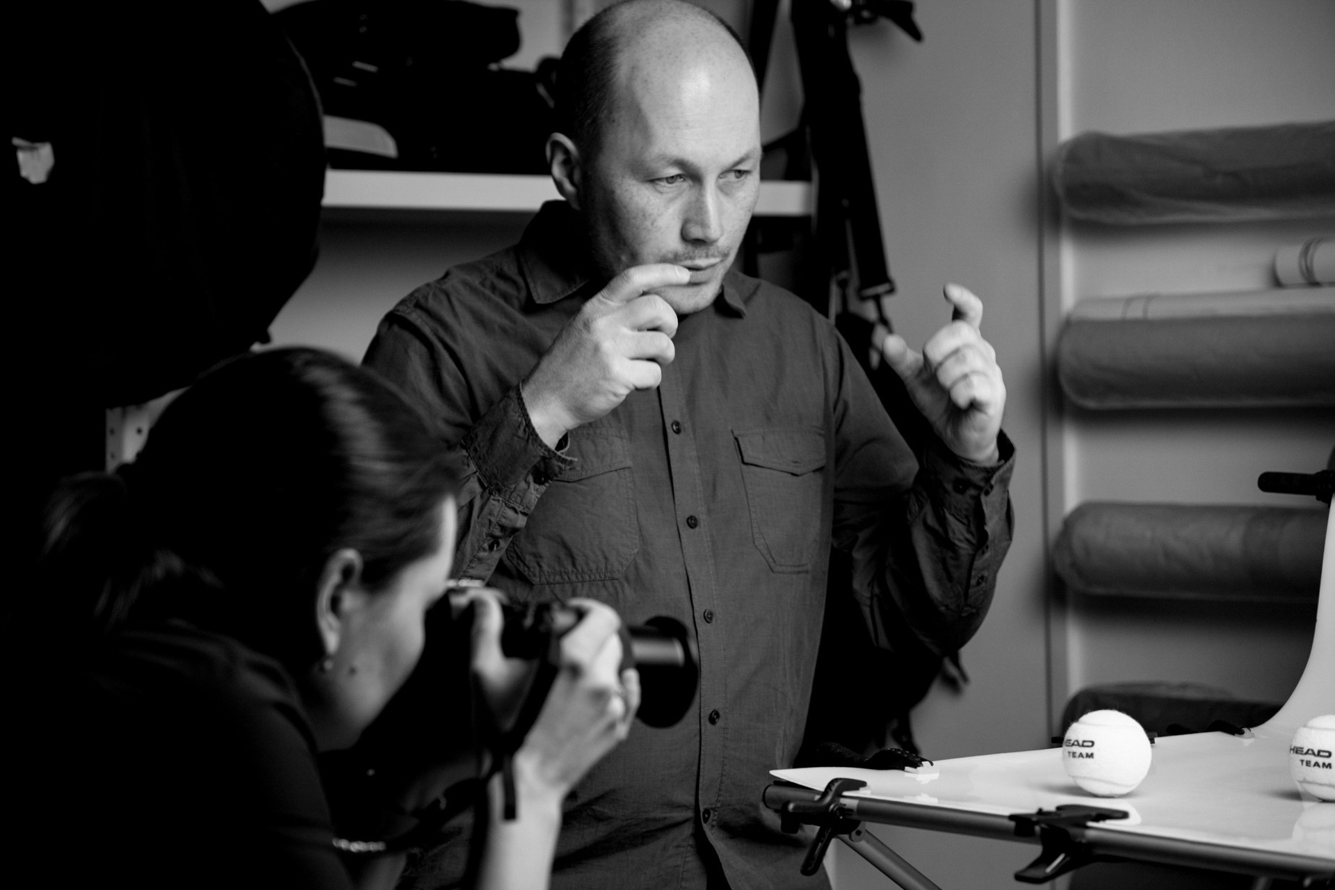 Правильно держать в руках камеру тоже навык, необходимый фотографу. Артём Андронов показывает как это лучше делать.