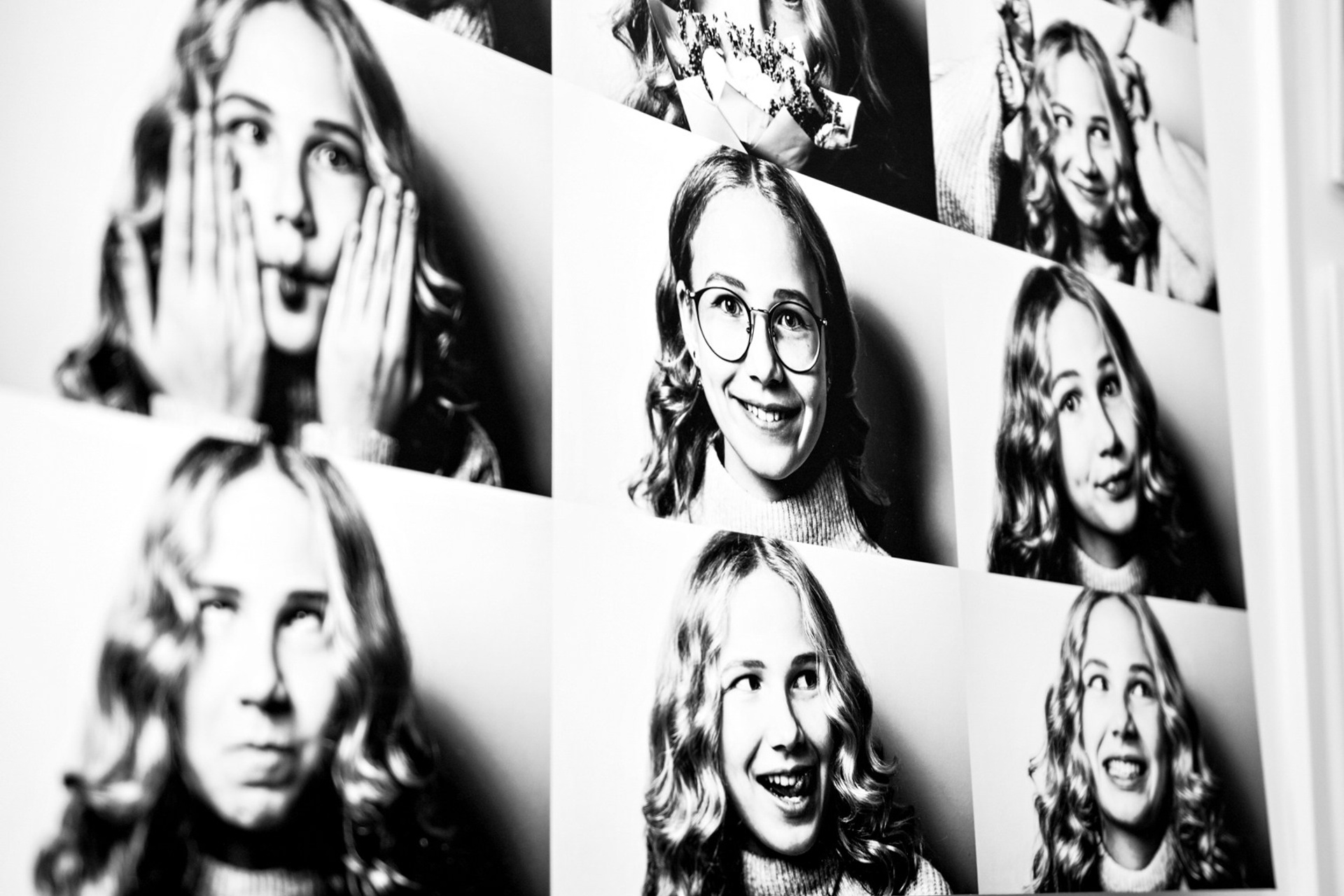 Фрагмент фотовыставки в Школе Андронова.